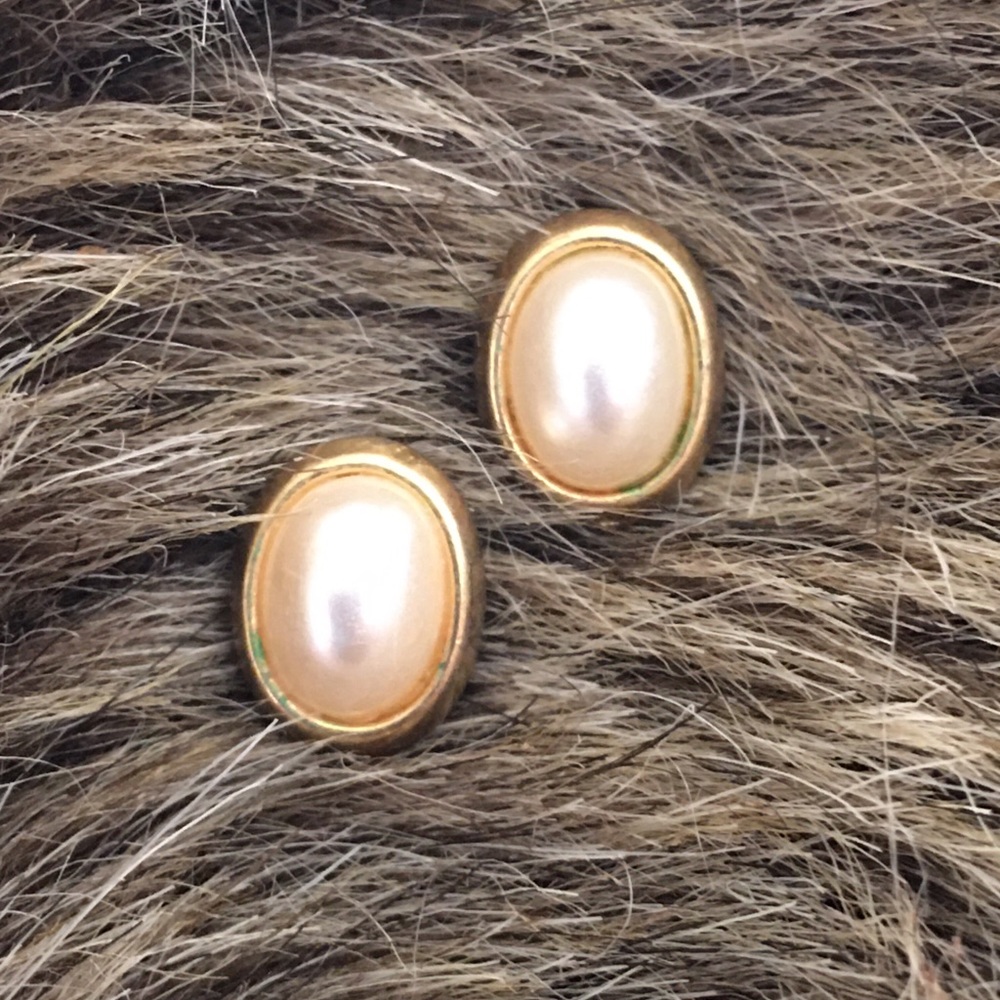 Vintage gold tone pearl stud pierced earrings